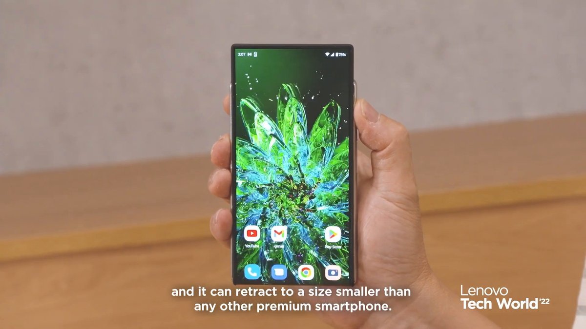 Lenovo demonstriert erstes Motorola-Handy mit ausrollbarem Display Lenovo demonstriert erstes Motorola-Handy mit ausrollbarem Display