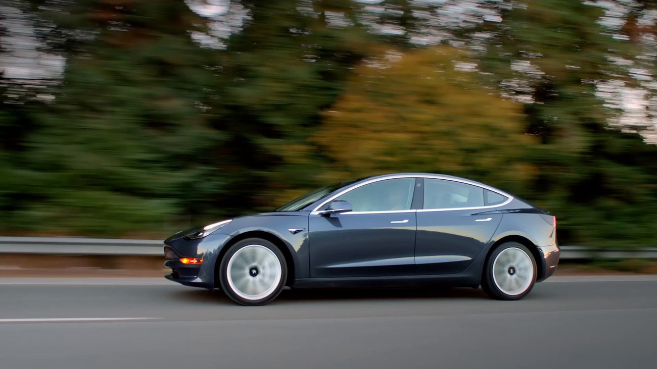 Tesla Model 3 in Fahrt (Herstellervideo)