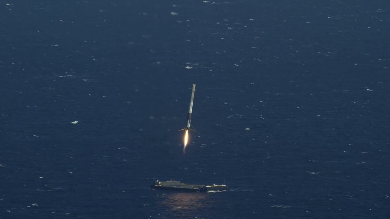 Falcon 9 Rakete landet auf Plattform