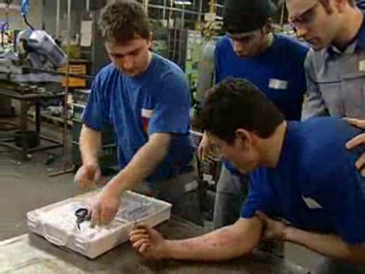 Verbandskasten im Auto: Erste-Hilfe-Kasten richtig befüllen Verbandskasten im Auto: Erste-Hilfe-Kasten richtig befüllen