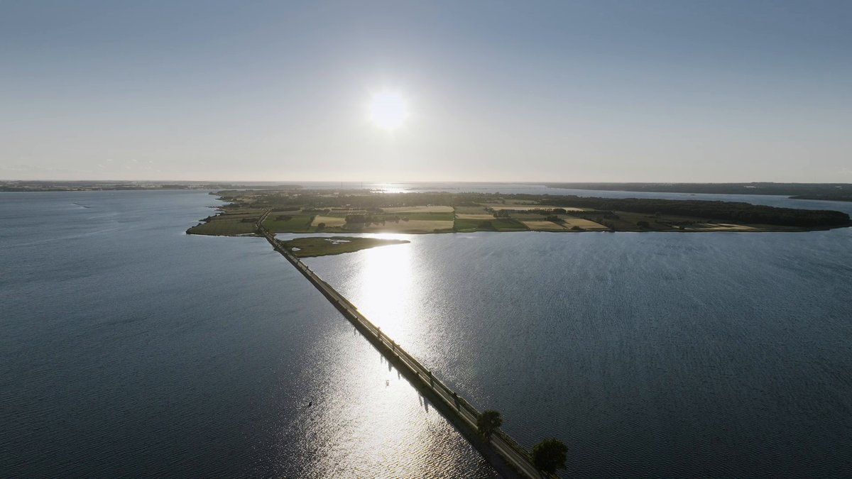 Mercedes zeigt das neue EQE SUV in Fahrt Mercedes zeigt das neue EQE SUV in Fahrt