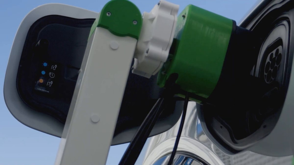 Ford lässt E-Autos per Roboter aufladen Ford lässt E-Autos per Roboter aufladen