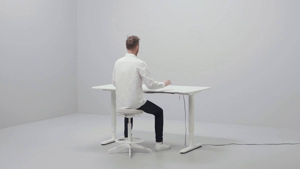 So funktioniert ein elektrisch höhenverstellbarer Schreibtisch So funktioniert ein elektrisch höhenverstellbarer Schreibtisch